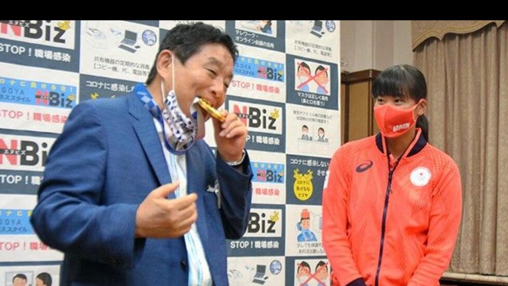 عمدة ناغويا يقع في موقف محرج بسبب عضه ميدالية ذهبية أحرزتها لاعبة اليابان لـ"السوفتبول" ويطالب باستبدالها كـ"اعتذار" على سلوكه