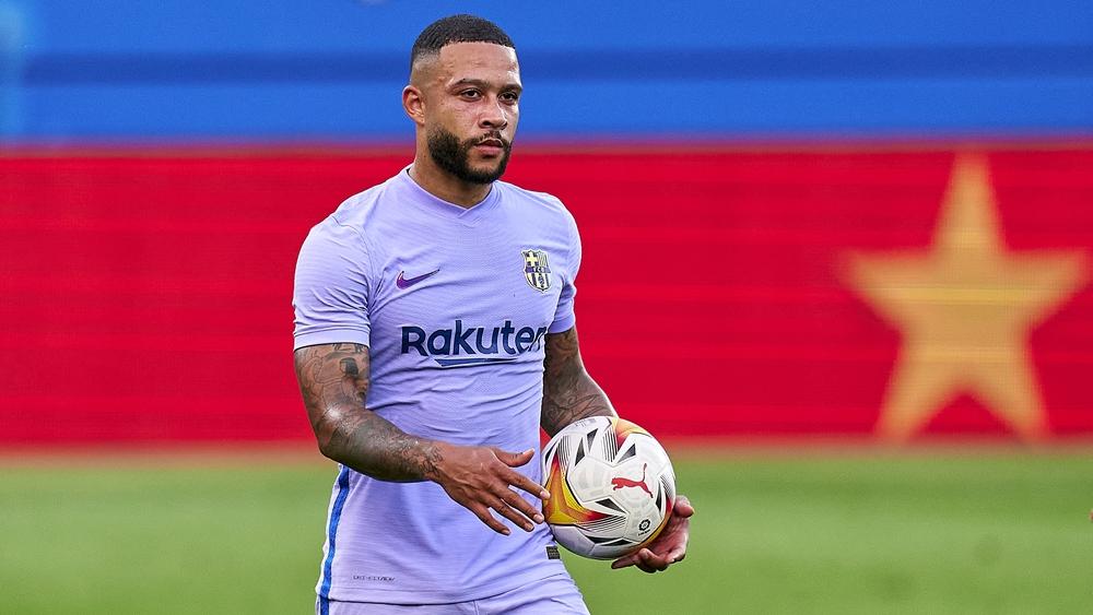 بعد خفض راتب بيكيه.. برشلونة يُسجل ديباي وإريك جارسيا وماناج