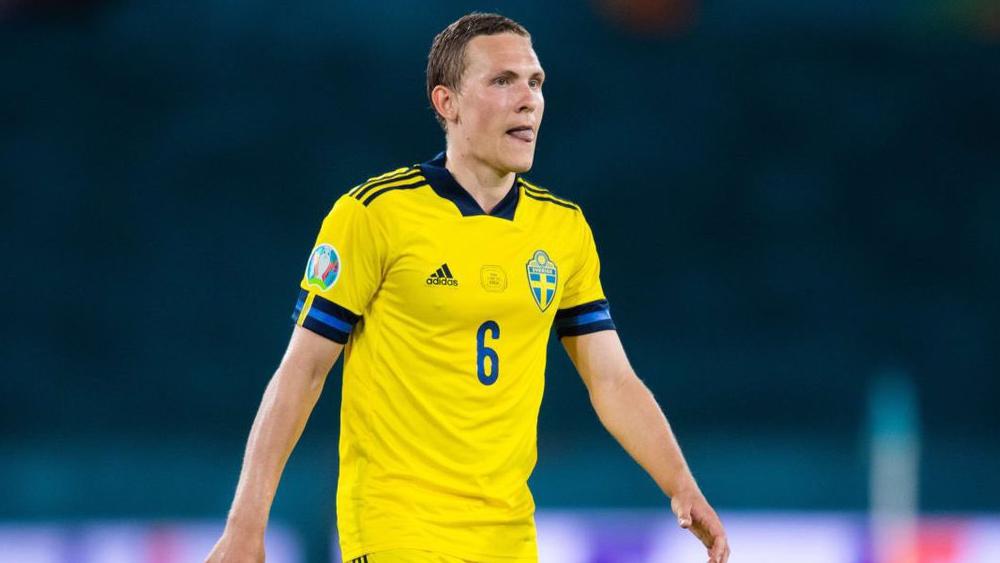 المدافع السويدي أوجستينسون في طريقه للانضمام إلى نادي إشبيلية