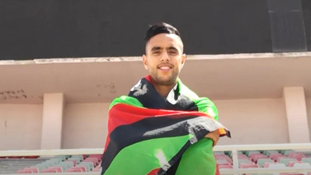 الجيش الملكي يُنجز مقطع فيديو تقديمي للشيبي واللاعب يلتحف بعلم "الألوان الثلاثة" ويُردّد: "ديما عسكر"