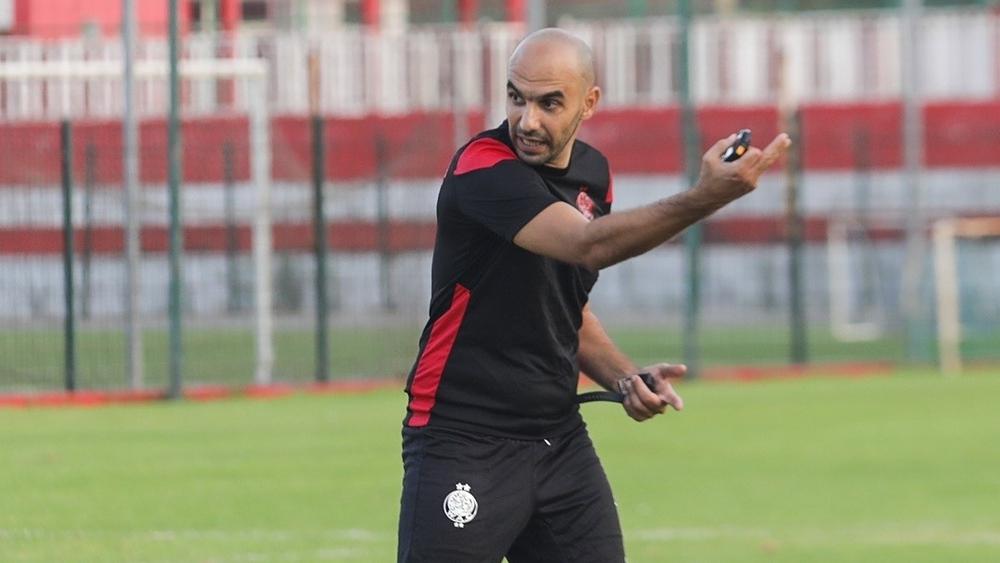 الركراكي: "الوداد الدّار الكبيرة ولديها أحسن جمهور في العالم.. لْعابة لِي كايْنِين رجال ووْلاد نَاس باغِين يْتقاتلُو على لْفرقَة"