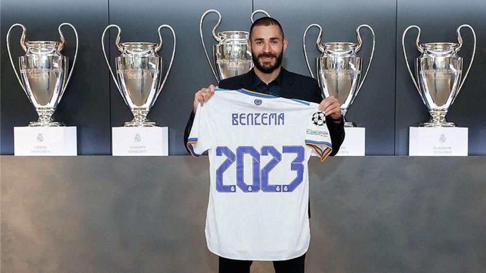 بنزيما يُغرّد بعد تمديد عقده مع ريال مدريد: "تاريخي مستمر في أكبر نادٍ بالعالم"