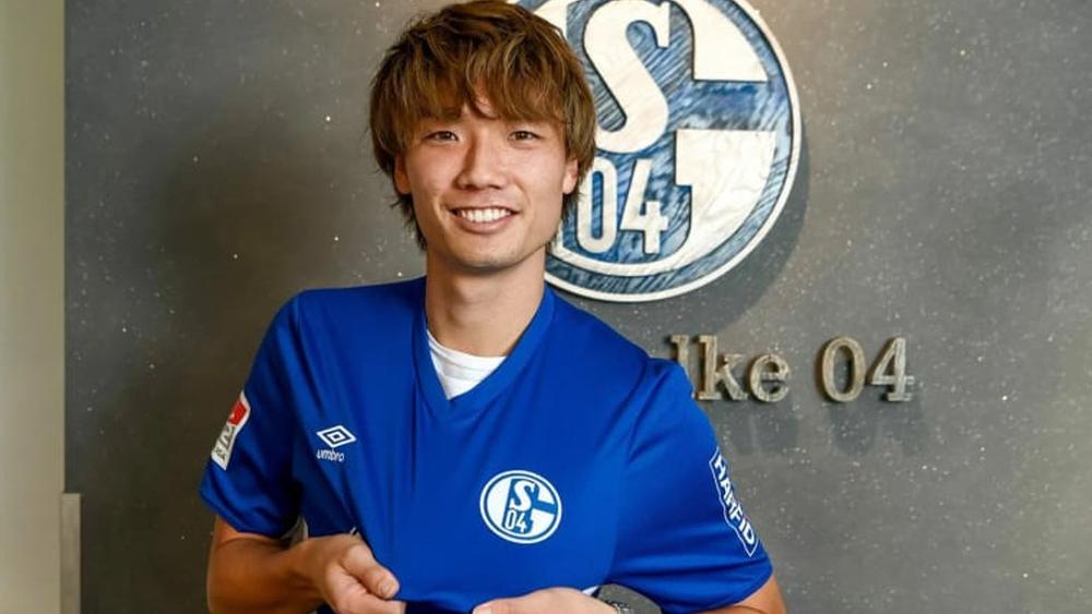 مانشستر سيتي يُعير لاعبه الياباني إيتاكورا إلى شالكه