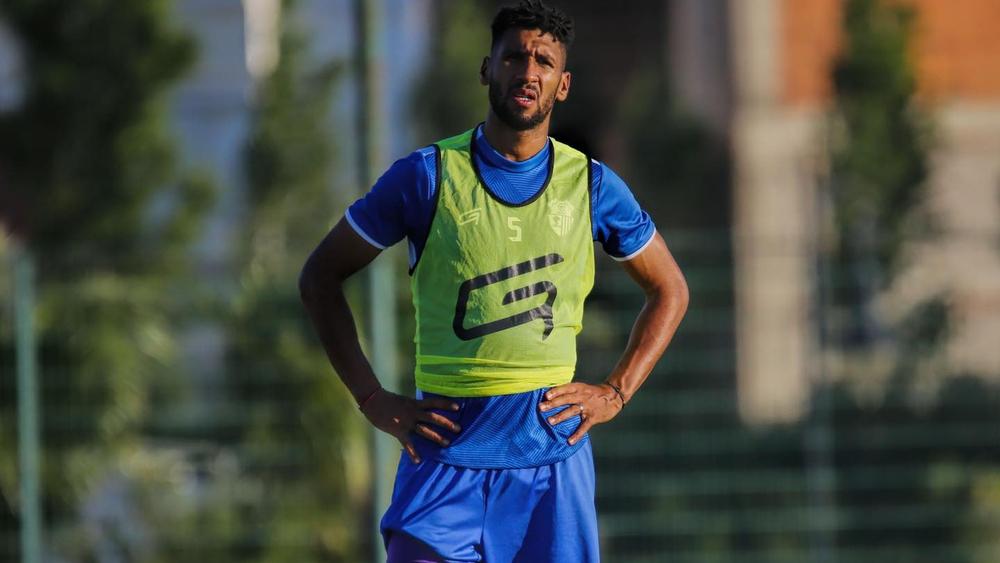 بامعمر يرفض الالتحاق بتداريب اتحاد طنجة ويطالب بفسخ عقده مع الفريق للانتقال إلى المغرب الفاسي