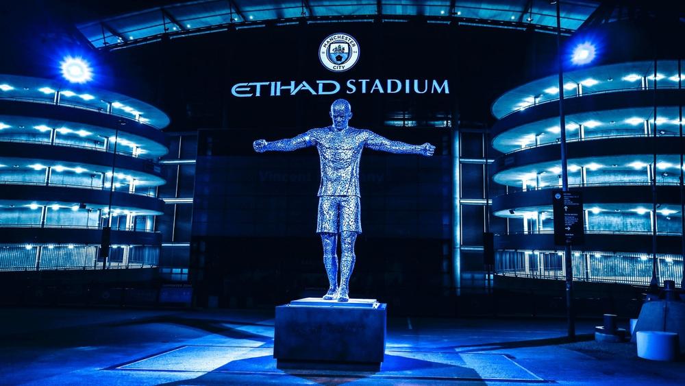 مانشستر سيتي يزيح الستار عن تمثاليْ كومباني وديفيد سيلفا