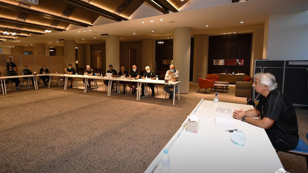 خليلوزيتش يعقد اجتماعا مع طاقمه لوضع آخر اللمسات على معسكر "الأسود"