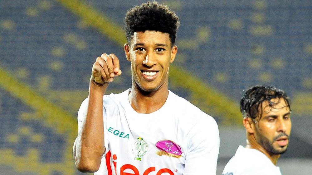 أحداد يقترب من العودة للرجاء الرياضي.. اتفاق نهائي بين جميع أطراف الصفقة