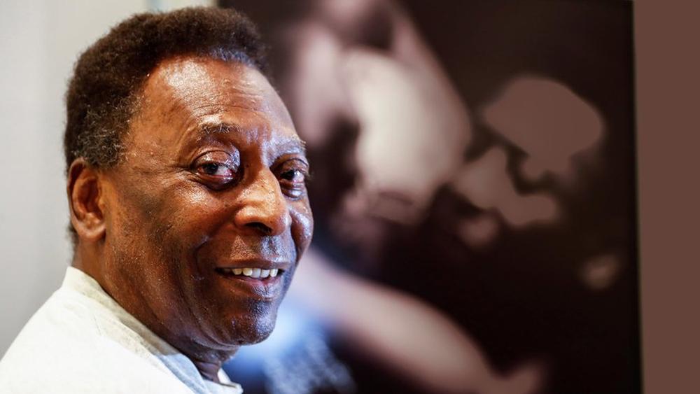 الأسطورة البرازيلية بيلي ينفي تعرضه للإغماء ويطمئن عشاقه بشأن حالته الصحية