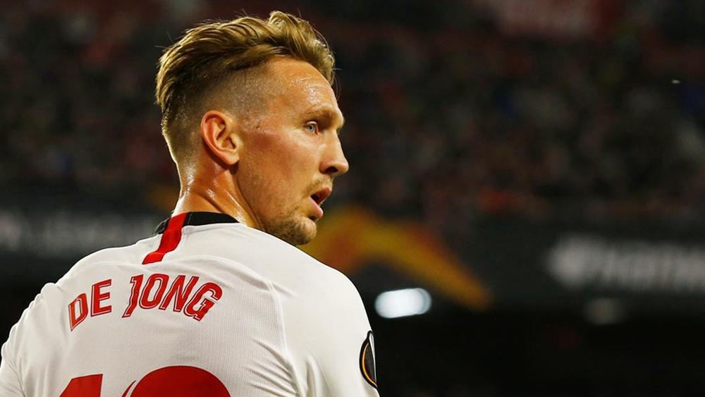 الهولندي دي يونغ يودع مكونات إشبيلية بعد صفقة إعارته إلى برشلونة