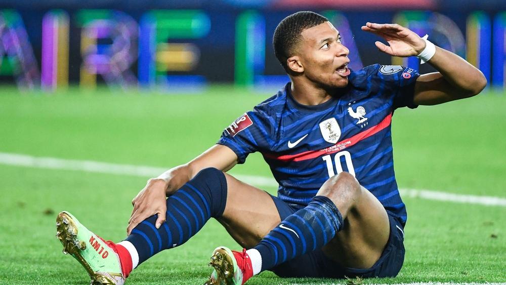 مبابي يغادر معسكر منتخب فرنسا بعد إصابة في الساق