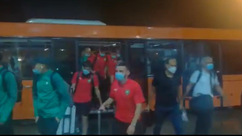 بعثة المنتخب الوطني تصل كوناكري وسط تساقطات مطرية بالعاصمة الغينية