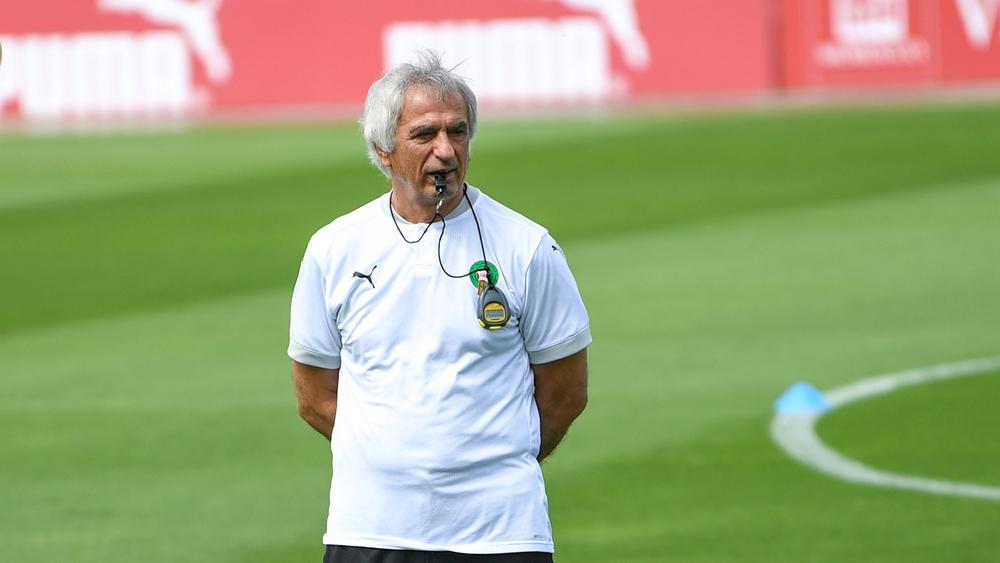 خليلوزيتش: "نسمع طلقات نارية طيلة الوقت.. نحن عالقون الآن في الفندق والوضع غير آمن مئة بالمئة"