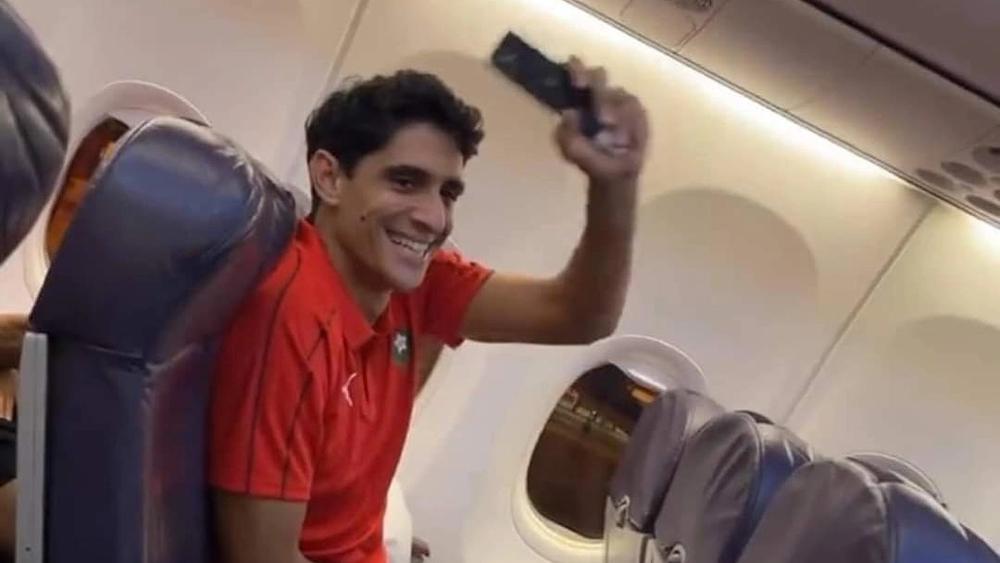 أفراد بعثة المنتخب المغربي يُردّدون النشيد الوطني لدى مغادرة كوناكري الغينية