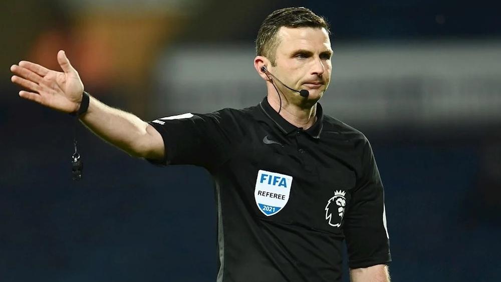 حكم إنجليزي يقود مباراة برشلونة وبايرن ميونخ في دوري أبطال أوروبا