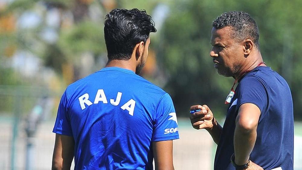 الشابي يتفاجأ بتوقيع إدارة الرجاء للاعب هذا الصيف "دون علمه".. المدرب التونسي يرفض انضمامه للفريق الأول!