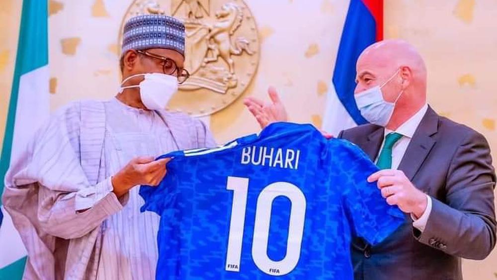 في زيارته إلى أبوجا رفقة رئيس الـ"كاف".. إنفانتينو يُهدي القميص رقم "10" لرئيس نيجيريا "محمد بخاري"