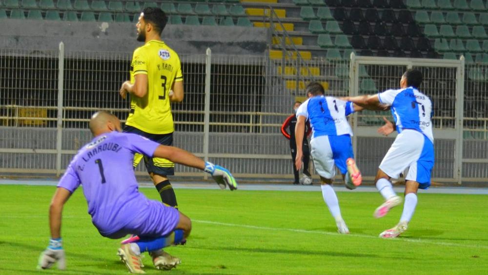 جماهير المغرب الفاسي تصف السقوط بثلاثية أمام ش.السوالم بـ"الفضيحة" وتتساءل: واشْ ما كِيترينِيوْشْ!".