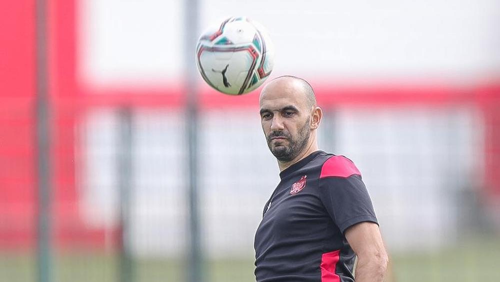 الركراكي: "طْرِيق البُطولة مَازال طويلة وكُولشي غَايبغي يربَح الوِداد هَاد العامْ"