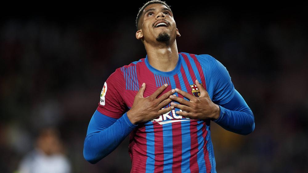 "أراوخو" يهز شباك غرناطة في الدقائق الأخيرة وينقذ برشلونة من "هزيمته الأولى" في "الليغا" هذا الموسم