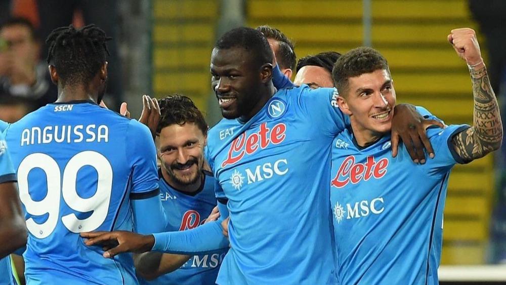 نابولي يهزم أودينيزي برباعية ويعتلي صدارة الدوري الإيطالي