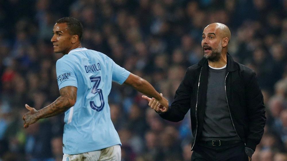 دانيلو: "من الصعب أن تربطك علاقة جيدة بغوارديولا.. أعتقد أنه يضع زوجته في الأريكة كأنها لاعب كرة قدم"