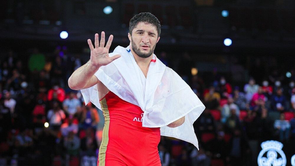 بالفيديو/ الروسي "عبد الرشيد سادولاييف" يتوج بطلا للعالم في المصارعة للمرة الخامسة خلال مسيرته