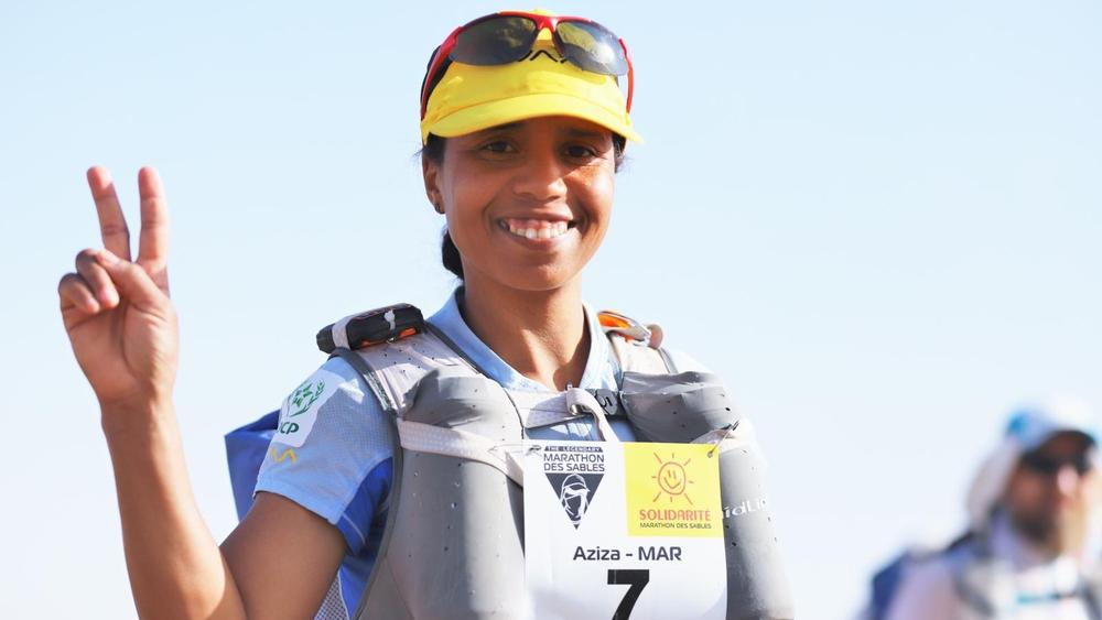 العداءة المغربية عزيزة الراجي تنفرد بصدارة ترتيب السيدات في ماراطون الرمال