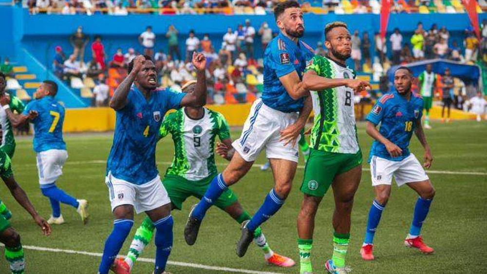 منتخب أفريقيا الوسطى يفجر "مفاجأة مدوية" ويسقط نيجيريا في عقر دارها بهدف في "الوقت القاتل"