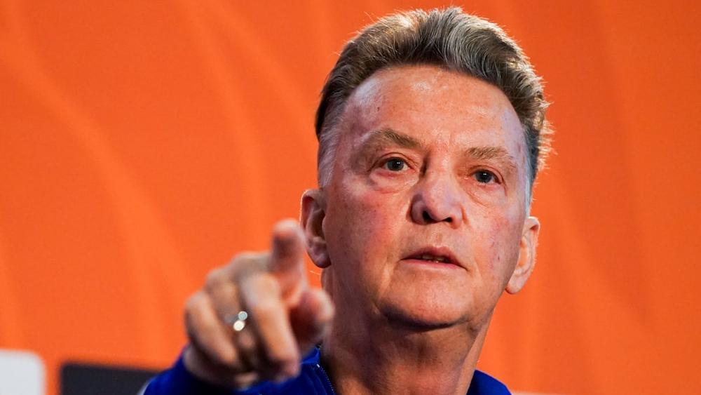 فان خال مدافعًا عن دي يونغ وكومان: "عندما تسوء الأوضاع في برشلونة يوجهون أصابع الاتهام إلى الأجانب"