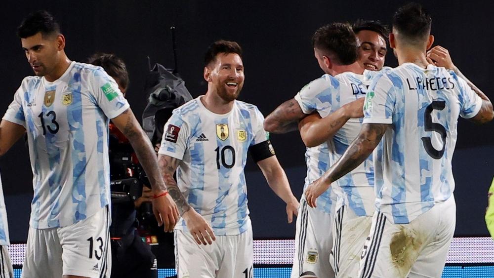 الأرجنتين تهزم أوروجواي وميسي يعزز رقمه القياسي