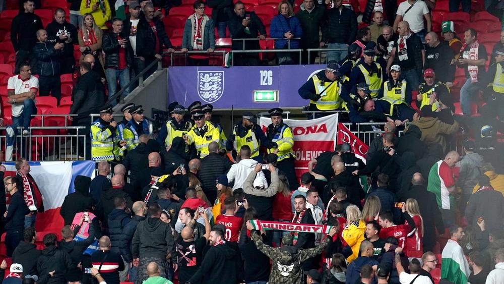 اعتقال 6 أشخاص في ملعب "ويمبلي" بسبب إهانات عنصرية واشتباكات مع الشرطة