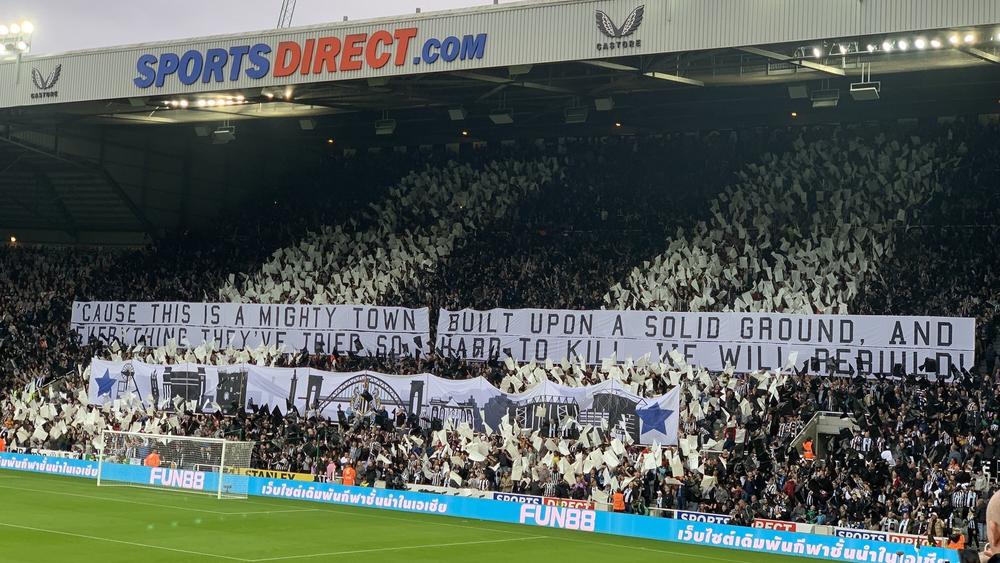 جماهير نيوكاسل تصنع الحدث في ملعبها لاستقبال المُلاك الجدد وترفع لافتة برسالة "خاصة"