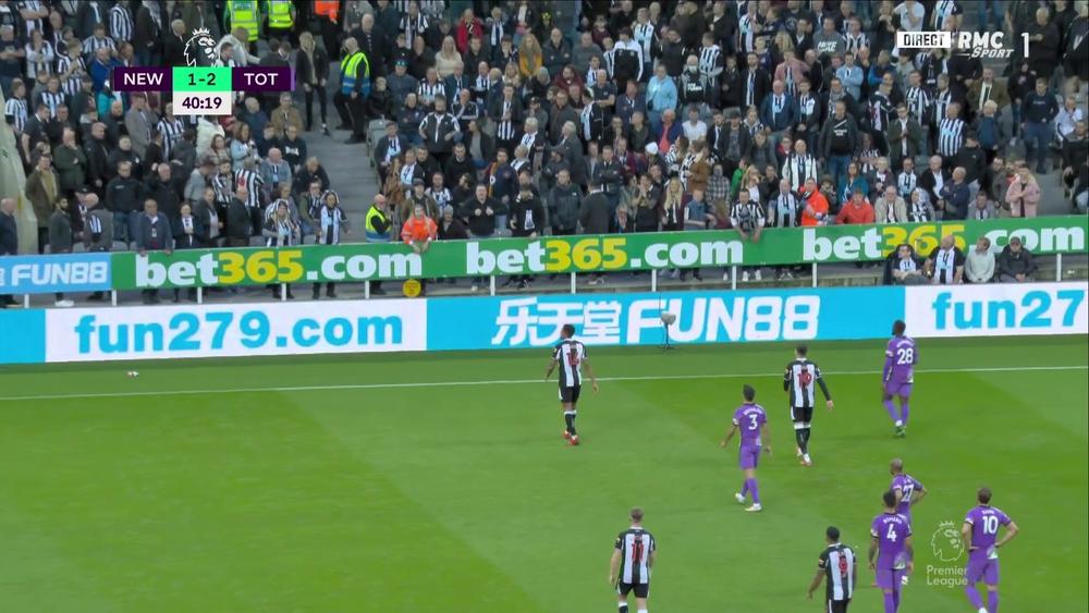 الحكم يوقف مباراة نيوكاسل وتوتنهام بعد تعرض أحد المشجعين لمشكلة صحية