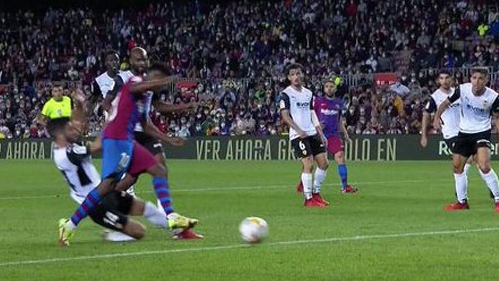 غايا عن ركلة جزاء برشلونة: "لمست الكرة أولا.. الحكام يُصفِّرون على ما يريدون"