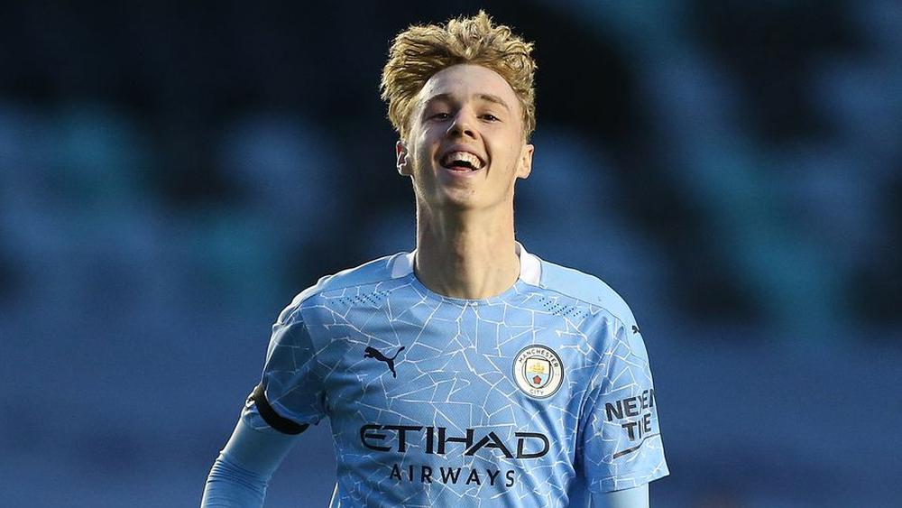 بفارق "ساعتين ونصف" بين المشاركة الأولى والثانية.. لاعب مانشستر سيتي "كول بالمر" يدخل التاريخ بخوض مباراتين في نفس اليوم مع تسجيل "هاتريك"!