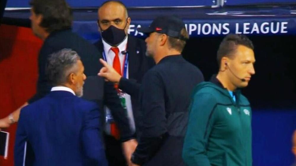 بالفيديو/ كلوب يعبر عن غضبه بعد رفض سيميوني مصافحته