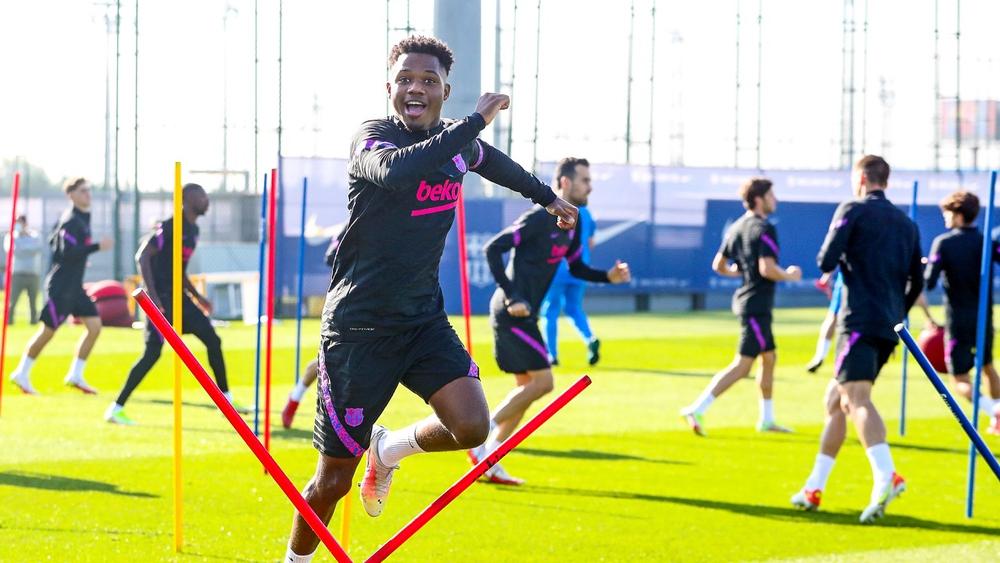 رسميا/ بيدري وأراوخو وديمبيلي يغيبون عن برشلونة ضد ريال مدريد.. ألبا حاضر في القائمة