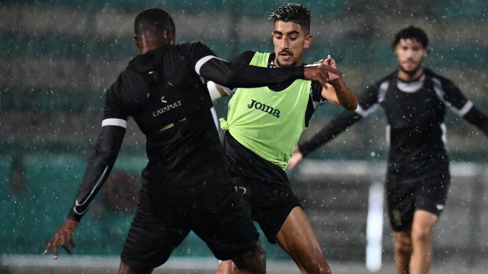 في أجواء "ماطرة".. الجيش الملكي ينهي استعداداته في الجزائر تأهبا لمواجهة شبيبة القبائل