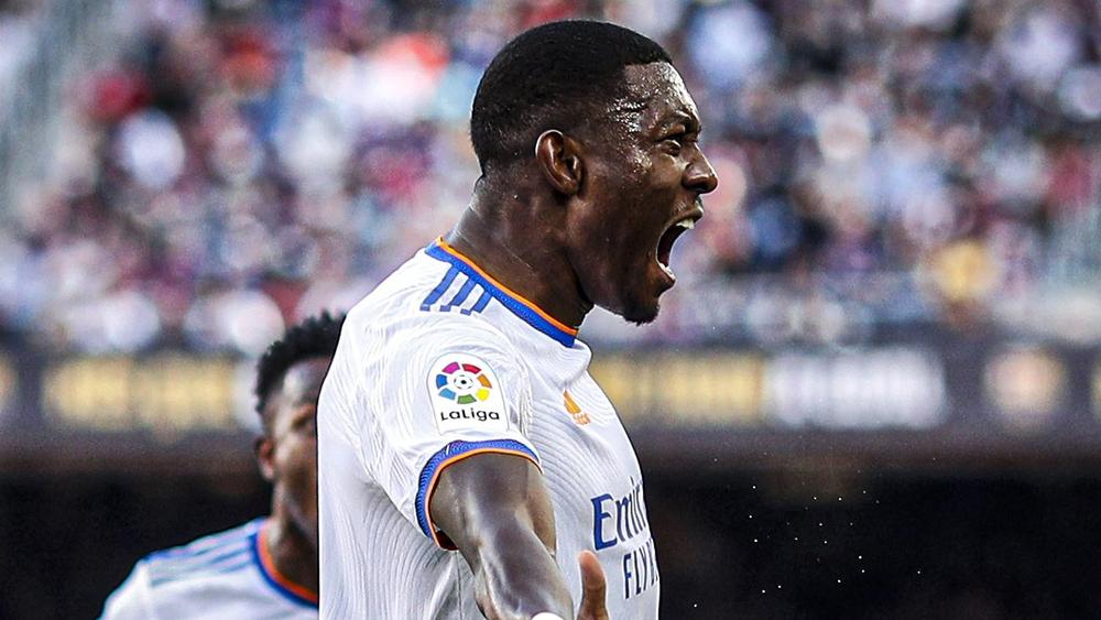 ألابا: "أشعر أنني محظوظ بالتسجيل في مرمى برشلونة"