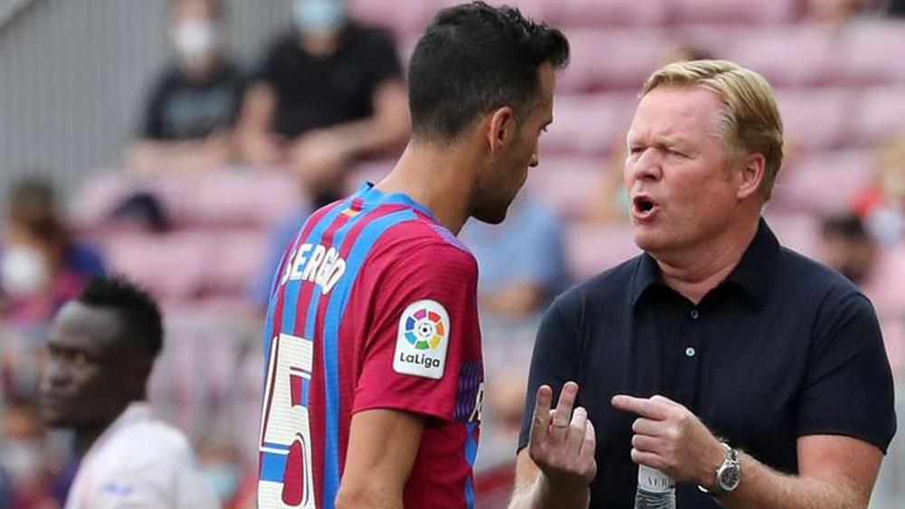 لاعبو برشلونة يودعون كومان بعد إقالته من تدريب برشلونة