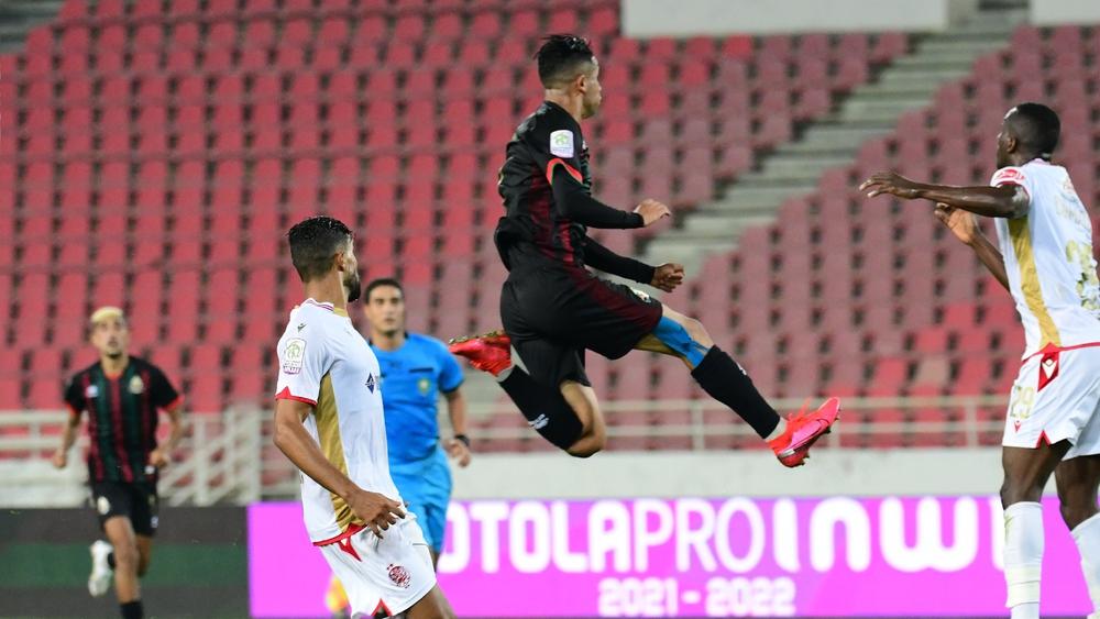 خاص/ اشتباك بالأيدي بين لاعبي الوداد والجيش بعد نهاية "الكلاسيكو" عقب "خلاف حاد" بين حريمات ووليد الركراكي