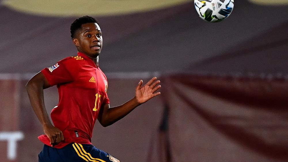 بعد غيابه لمدة عام.. أنسو فاتي يعود لقائمة منتخب إسبانيا في "تصفيات المونديال"