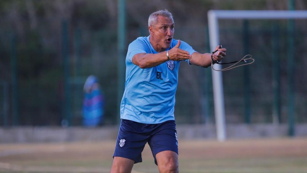 بعد أيام من المفاوضات.. اتحاد طنجة يتوصل رسمياً لاتفاق يقضي بفسخ عقد الفرنسي كازوني