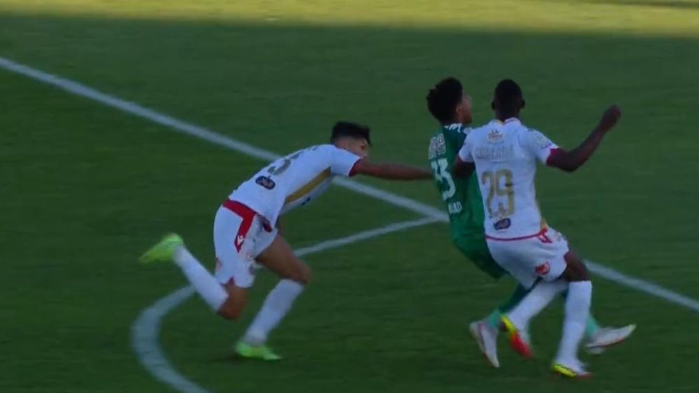 المحلل التحكيمي لـ"أبو ظبي الرياضية" عن لقطة أحداد وداري: "الحكم تخوف من العودة للفار وإشهار البطاقة الحمراء لذلك قرر تركها دون مجازفة"