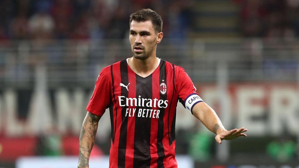 رومانيولي يتخلى عن وكيله "مينو رايولا" ونصف راتبه "وفاء لميلان"