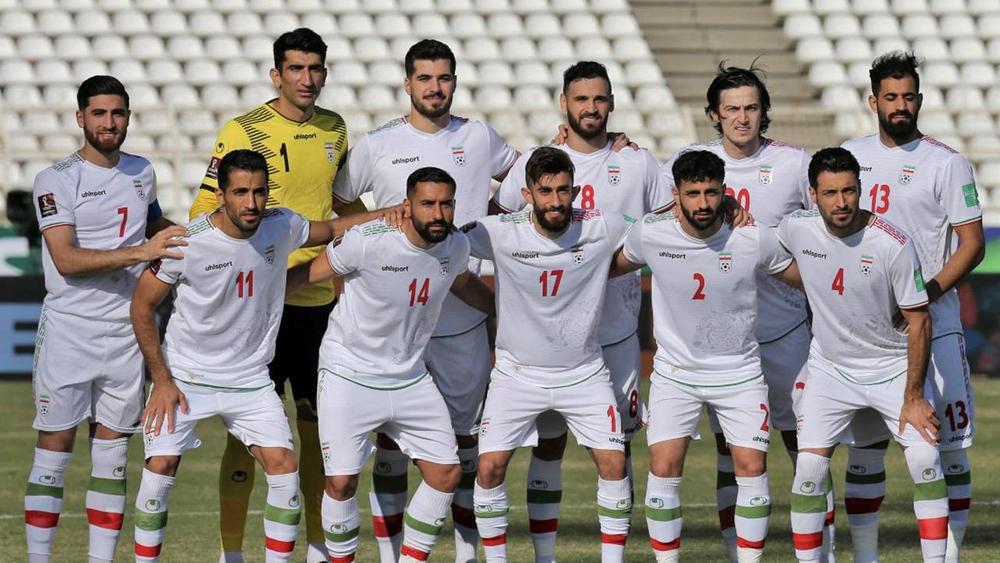 لاعبو منتخب إيران 'يكسِّرون' حاجز الصمت: "نرتدي ملابس قديمة بعد غسلها"!