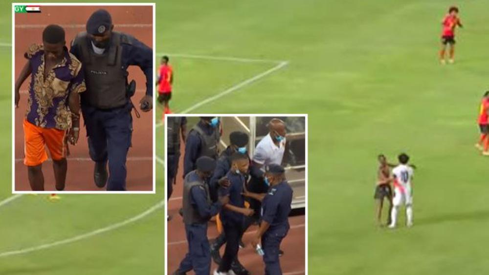 بالصور / مباراة مصر ضد أنجولا توقفت 3 مرات بسبب محاولات الجماهير التقاط الصور مع محمد صلاح