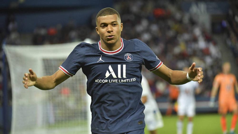 مبابي يرفض تأكيد بقائه في باريس سان جيرمان ولا يغلق باب الرحيل