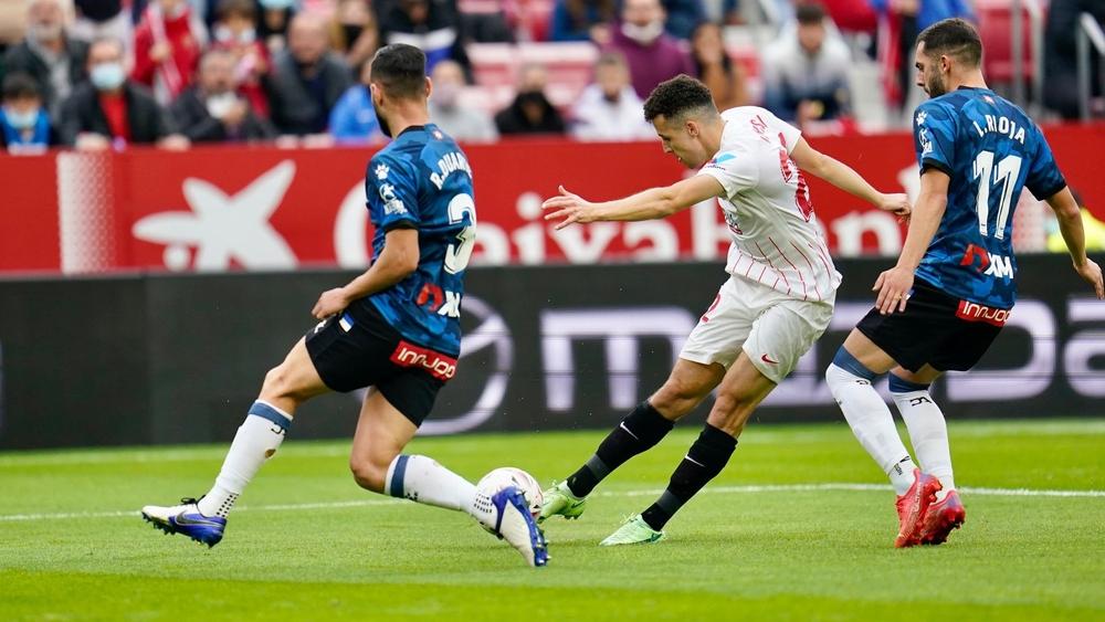 بحضور بونو وإدريسي منذ البداية ودخول الحدادي كبديل.. إشبيلية يتعادل مع ضيفه ديبورتيفو ألافيس (2-2) في الوقت القاتل