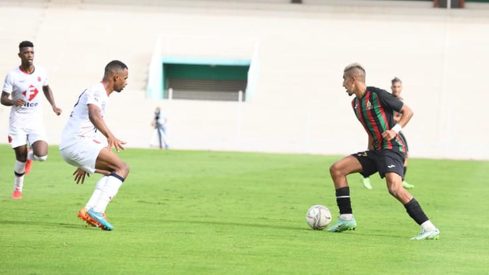 الجيش الملكي يتعادل في "الوقت القاتل" مع ضيفه أولمبيك آسفي ويفرط في فرصة الانفراد بالمركز الثالث